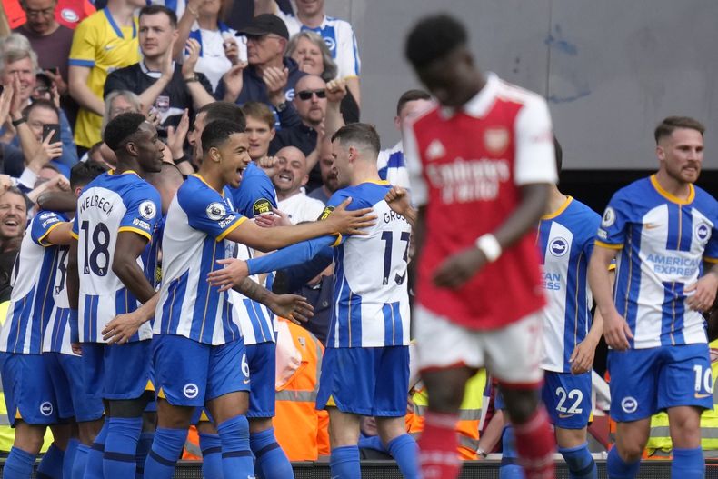 Pervis Estupiñán es rodeado por sus compañeros tras anotar el tercer gol de Birhgton en la victoria 3-0 ante Arsenal en la Liga Premier, el domingo 14 de mayo de 2023, en Londres. (AP Foto/Kirsty Wigglesworth)