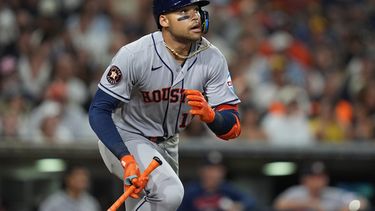 Cam Smith, de los Astros de Houston, corre al conectar un sencillo en el juego del viernes 7 de agosto de 2026 ante los Padres de San Diego (AP Foto/Gregory Bull)