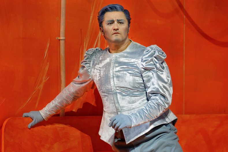 Esta imagen difundida por el Festival de Bayreuth muestra al tenor Piotr Beczala durante un ensayo general de la reposición 2025 de la producción de Yuval Sharon de Lohengrin de Wagner en el Festival de Bayreuth el 13 de julio de 2024. (Enrico Nawrath/Bayreuth Festival via AP)