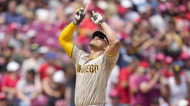 Juan Soto tras batear un jonrón para los Padres de San Diego ante los Rojos de Cincinnati, el sábado 1 de julio de 2023, en Cincinnati. (AP Foto/Jeff Dean)