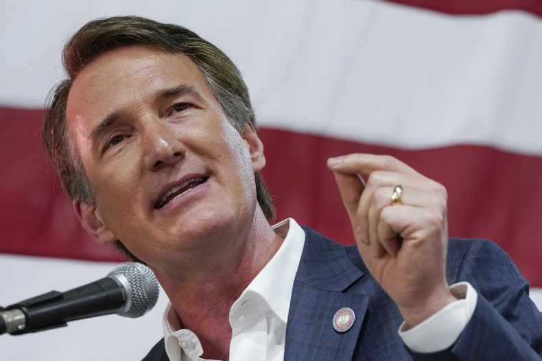 ARCHIVO - El gobernador de Virginia, Glenn Youngkin, habla durante una ceremonia en una tienda de alimentos, el 21 de junio de 2022, en Richmond, Virginia. (AP Foto/Steve Helber, Archivo)