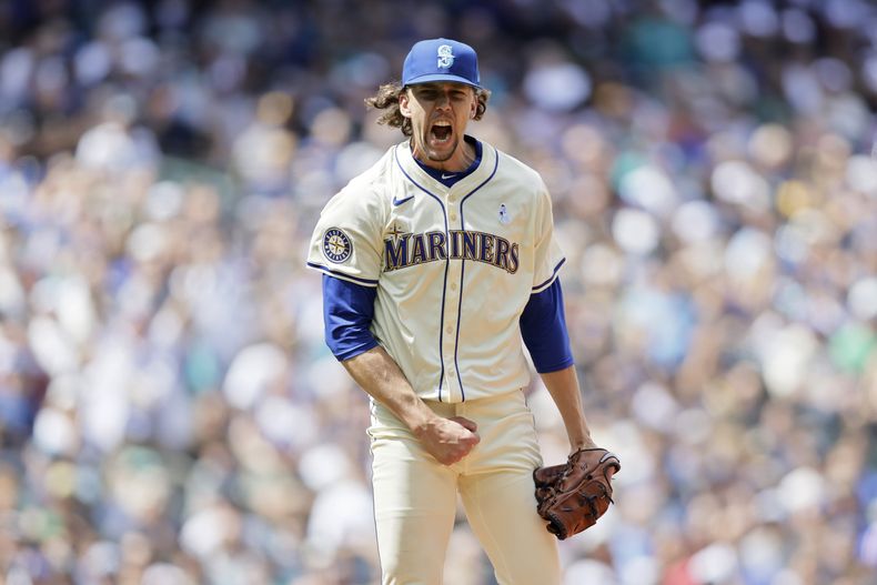 Logan Gilbert celebra con un grito después de ponchar a Leody Taveras de los Rangers de Texas para el último out de la octava entrada del juego de béisbol el domingo 16 de junio de 2024, en Seattle. (AP Foto/John Froschauer)