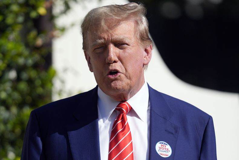 ARCHIVO - El expresidente y virtual candidato presidencial republicano Donald Trump habla después de votar en la primaria de Florida en Palm Beach, Florida, 19 de marzo de 2024. (AP Foto/Wilfredo Lee)