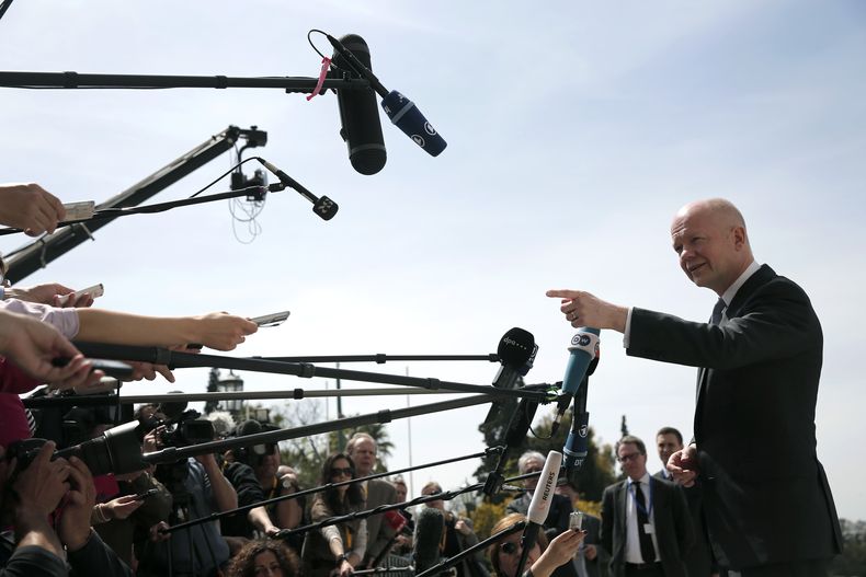 El ministro de Asuntos Exteriores de Gran Breta&ntilde;a, William Hague, habla con la prensa a su llegada a una reuni&oacute;n informal de ministros del Exterior en Atenas, el viernes 4 de abril de 2014. (Foto AP/Petros Giannakouris)