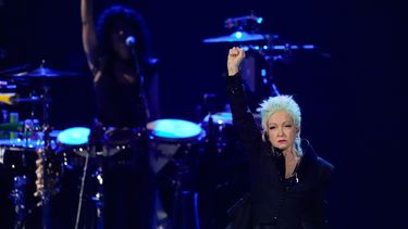Cyndi Lauper durante su presentación en la ceremonia de incorporación al Salón de la Fama del Rock and Roll de 2025 el sábado 8 de noviembre de 2025 en L.A. Live en Los Ángeles. (Foto AP/Chris Pizzello)