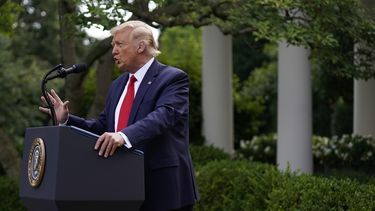 Trump firma orden ejecutiva al tiempo que corteja a hispanos