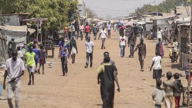 Desplazados internos caminan por una calle el jueves 13 de febrero de 2025, en Juba, Sudán del Sur. (AP Foto/Brian Inganga, Archivo)