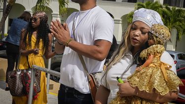 La santera Yenise Hoyos sostiene una estatuilla de Oshún, deidad de la santería afrocubana. afuera del santuario de Nuestra Señora de la Caridad, conocida como La Ermita, en Miami, el miércoles 14 de febrero de 2024 (AP Foto/Marta Lavandier)