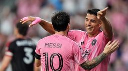El delantero del Inter de Miami, Luis Suárez, a la derecha, celebra junto al delantero Lionel Messi tras anotar el segundo gol de su equipo durante la primera mitad de un partido de fútbol de la MLS contra el D.C. United, el sábado 10 de octubre de 2026, en Miami. (Foto AP/Rebecca Blackwell)