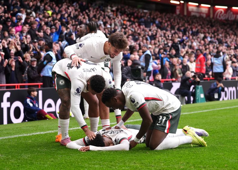 Josh Acheampong del Chelsea celebra con sus compañeros tras anotar en el encuentro de la Liga Premier ante el Nottingham Forest el sábado 18 de octubre del 2025. (Bradley Collyer/PA via AP)