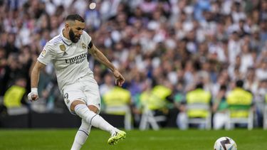 Karim Benzema del Real Madrid anota de penal contra el Athletic Bilbao en la Liga española, el domingo 4 de junio de 2023, en Madrid. (AP Foto/Bernat Armangue)