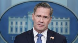 El asesor de seguridad nacional de la Casa Blanca, Mike Waltz, habla con periodistas en la sala de conferencias de prensa James Brady en la Casa Blanca, el 20 de febrero de 2025, en Washington. (AP Foto/Jacquelyn Martin, Archivo)