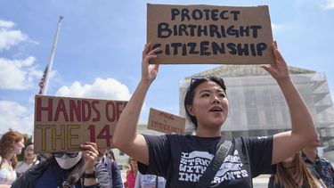 Hannah Liu, de 26 años, residente en Washington, muestra un letrero en apoyo a la ciudadanía por nacimiento, el jueves 15 de mayo de 2025, fuera de la Corte Suprema, en Washington. (AP Foto/Jacquelyn Martin)