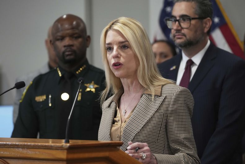 La fiscal general de Estados Unidos, Pam Bondi, anuncia el arresto de presuntos pandilleros que participaron en cuatro homicidios, el viernes 4 de abril de 2025, en Fort Lauderdale, Florida. (AP Foto/Marta Lavandier)