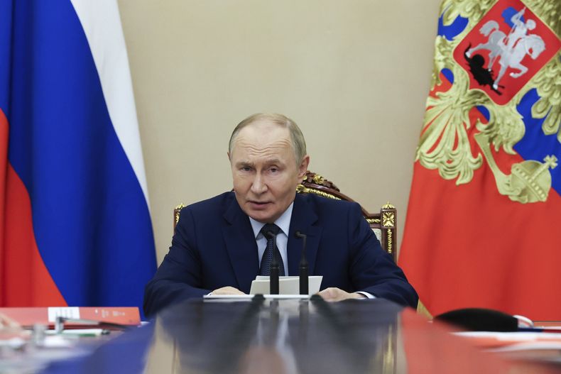 El presidente de Rusia, Vladímir Putin, preside una reunión del Consejo de Seguridad en el Kremlin en Rusia, el lunes 22 de septiembre de 2025. (Alexander Kazakov, Sputnik, Kremlin Pool Foto via AP)