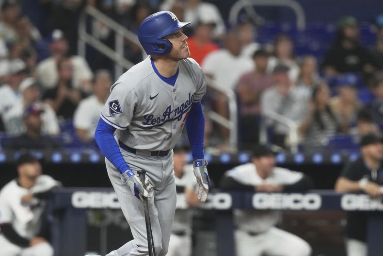 Freddie Freeman (5), de los Dodgers de Los Ángeles, batea un cuadrangular de dos carreras en la tercera entrada del juego de béisbol de Grandes Ligas frente a los Marlins de Miami, el lunes 5 de mayo de 2025, en Miami. (AP Foto/Marta Lavandier)