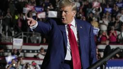ARCHIVO - El expresidente Donald Trump, aspirante a la candidatura presidencial republicana, llega a un mitin de campaña el 29 de julio de 2023, en Erie, Pensilvania. (AP Foto/Sue Ogrocki, archivo)