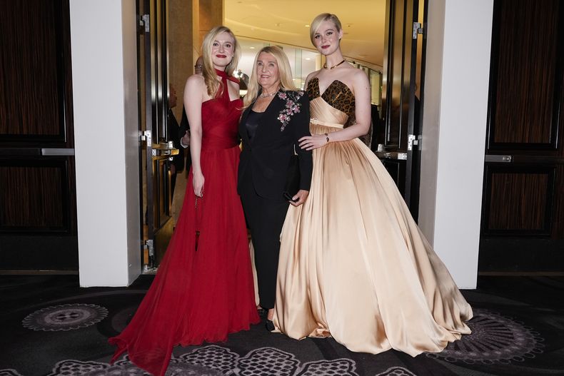 Dakota Fanning, izquierda, y Elle Fanning, derecha, posan con su abuela en la 82ª edición de los Globos de Oro el domingo 5 de enero de 2025 en el Beverly Hilton de Beverly Hills, California. (Foto AP/Chris Pizzello)
