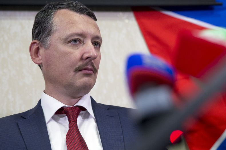 ARCHIVO - Igor Girkin, también conocido como Igor Strelkov, durante una conferencia de prensa en Moscú, el jueves 30 de octubre de 2014. (AP Foto/Pavel Golovkin, Archivo)
