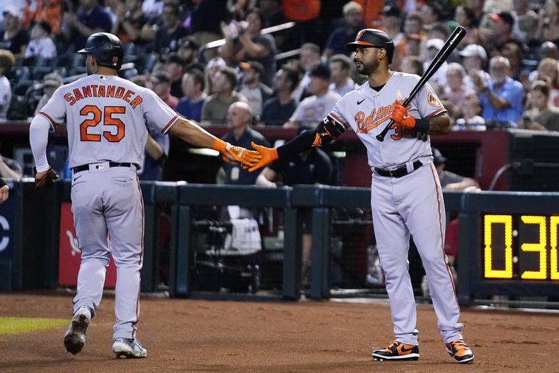 El venezolano Anthony Stander (25) de los Orioles de Balltimore es felicitado por su compañero de equipo Aaron Hicks luego de anotar una carrera ante los Diamondbacks de Arizona, en el juego en Phoenix. Domingo 3 de septiembre de 2023. (AP Foto/Ross D. Franklin)
