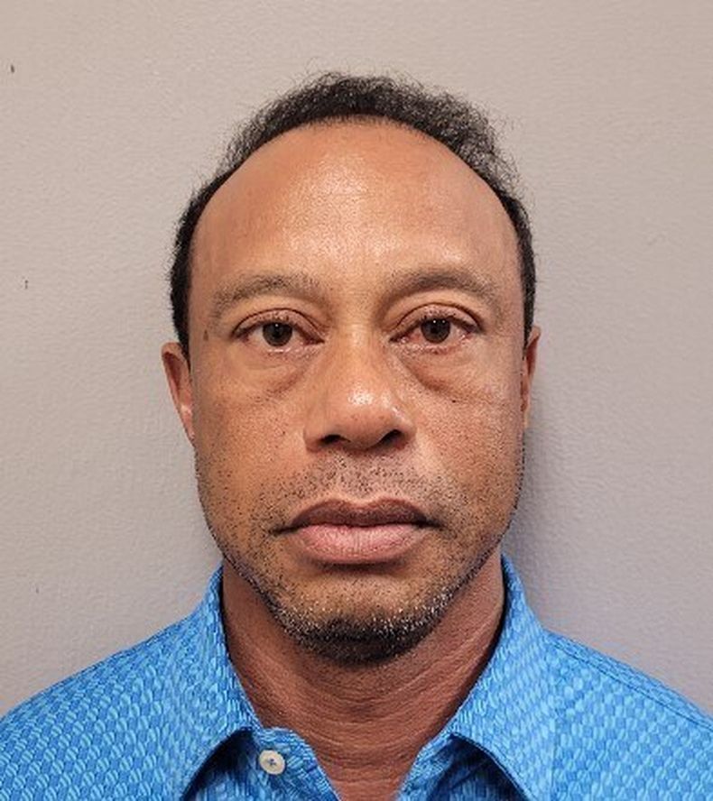 Esta foto proporcionada por la oficina policial del condado de Martin muestra a Tiger Woods, tras su arresto el viernes 27 de marzo de 2026 (Martin County Sheriffs Office via AP)