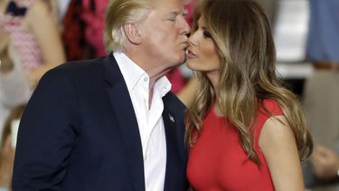 Libro: Melania demoró ir a Washington por acuerdo prenupcial