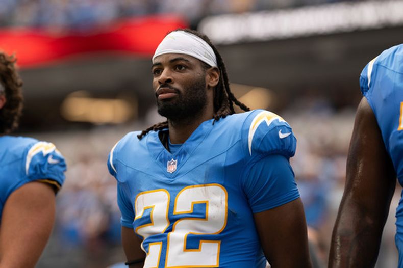 ARCHIVO - Najee Harris, corredor de los Chargers de Los Ángeles, escucha el Himno Nacional antes de un partido ante los Broncos de Denver, el 21 de septiembre de 2025 en Inglewood, California (AP Foto/Kyusung Gong, archivo)