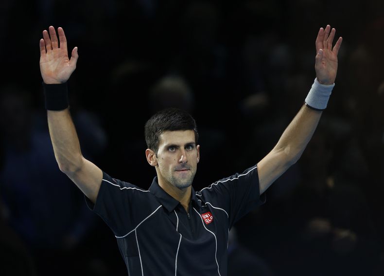 El serbio Novak Djokovic festeja tras vencer a Juan Mart&iacute;n del Potro en la Copa Masters el jueves, 7 de noviembre de 2013, en Londres. (AP Photo/Sang Tan)