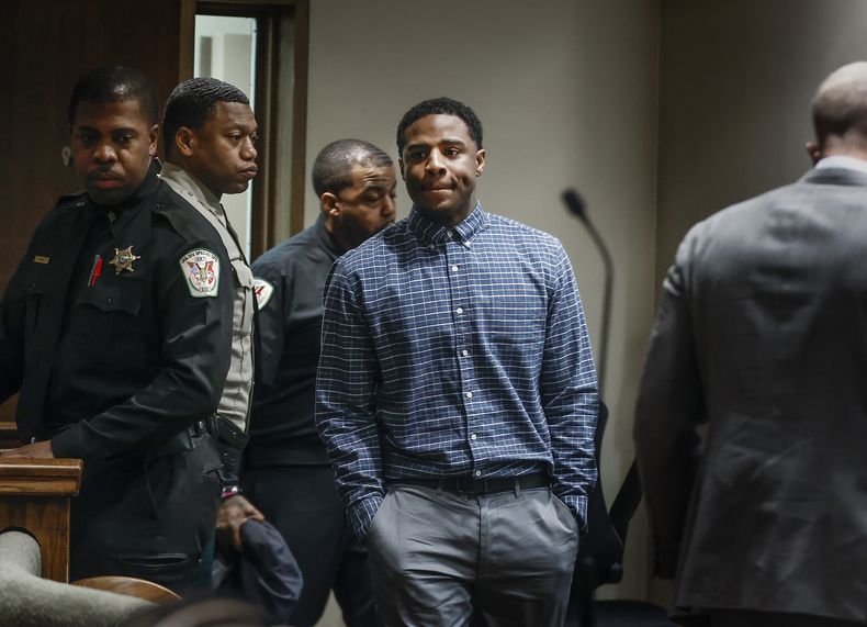 El acusado Justin Johnson, centro, entra a la corte donde fue declarado culpable de homicidio por la muerte del rapero de Memphis Young Dolph, en un tribunal de Memphis, Tennessee, el jueves 26 de septiembre de 2024. (Mark Weber/Daily Memphian via AP, Pool)