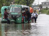 fuertes lluvias inundan partes de la india y bangladesh