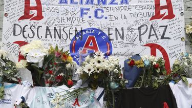 En la foto del lunes 22 de mayo de 2023 se aprecia un altar erigido por los aficionados al fútbol que perecieron en el Estadio Cuscatlán de San Salvador. La Fiscalía presentó acusación formal el miércoles 5 de mayo de 2023 contra el presidente del club Alianza y otros directivos del equipo de fútbol por la estampida que dejó nueve muertos. (AP Foto/Salvador Meléndez)