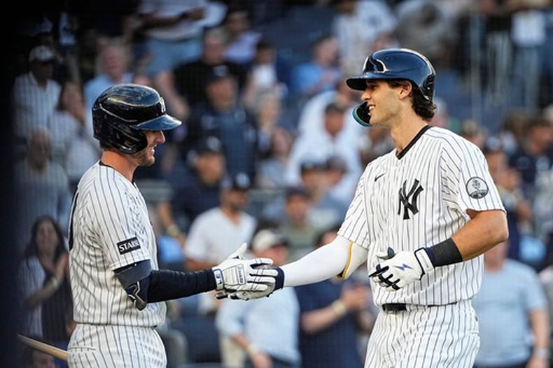 El lanzador de los Yankees de Nueva York, Spencer Jones (derecha), celebra un jonrón solitario durante la primera entrada de un partido de béisbol contra las Medias Blancas de Chicago, el martes 16 de junio de 2026, en Nueva York. (Foto AP/Eduardo Munoz Alvarez)