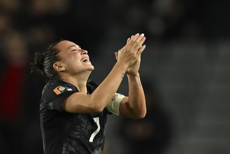 Ali Riley de Nueva Zelanda celebra el triunfo de su equipo ante Noruega en el primer duelo de la Copa Mundial femenina el jueves 20 de julio del 2023. (AP Foto/Andrew Cornaga)