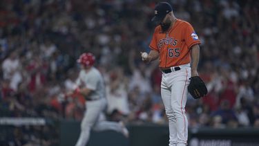 El abridor mexicano de los Astros de Houston José Urquidy patea la tierra tras el jonrón solitario de J.T. Realmuto de los Filis de Filadelfia en la segunda entrada el domingo 30 de abril del 2023. (AP Foto/Kevin M. Cox)