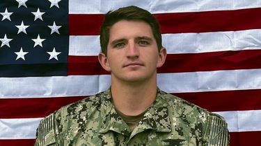 En esta imagen difundida por el Departamento de Defensa se ve al operador especial de segunda clase de la Marina Nathan Gage Ingram. (Departamento de Defensa via AP)