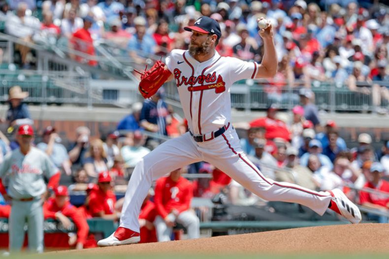 El abridor de los Bravos de Atlanta Chris Sale lanza en la primera entrada ante los Filis de Filadelfia el domingo 26 de abril del 2026. (AP Foto/Erik S. Lesser)