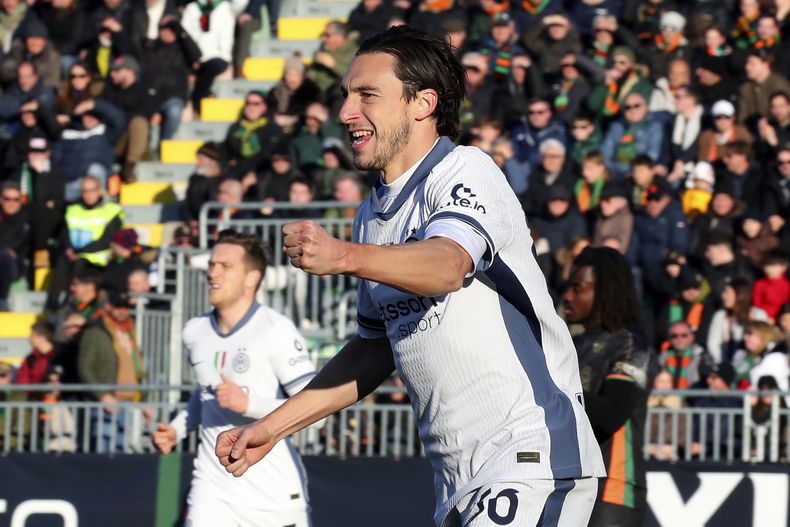 Matteo Darmian del Inter de Milán celebra tras anotar en el encuentro de la Serie A ante el Venezia el domingo 12 de enero del 2025. (Paola Garbuio/LaPresse via AP)