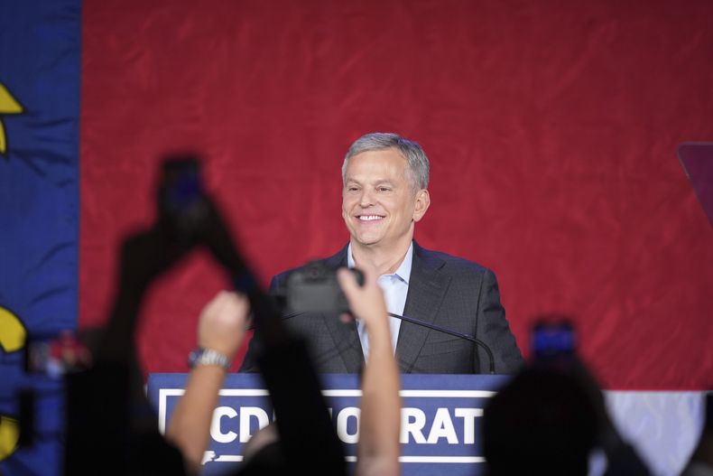 El candidato demócrata a gobernador de Carolina del Norte, el fiscal general Josh Stein, sonríe durante una fiesta electoral el martes 5 de noviembre de 2024, en Raleigh, Carolina del Norte. (AP Foto/Grant Halverson)