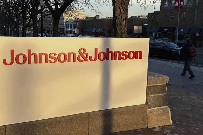 ARCHIVO - Una persona camina por la sede de Johnson & Johnson en New Brunswick, Nueva Jersey, el jueves 8 de febrero de 2024. (AP foto/Ted Shaffrey, archivo)