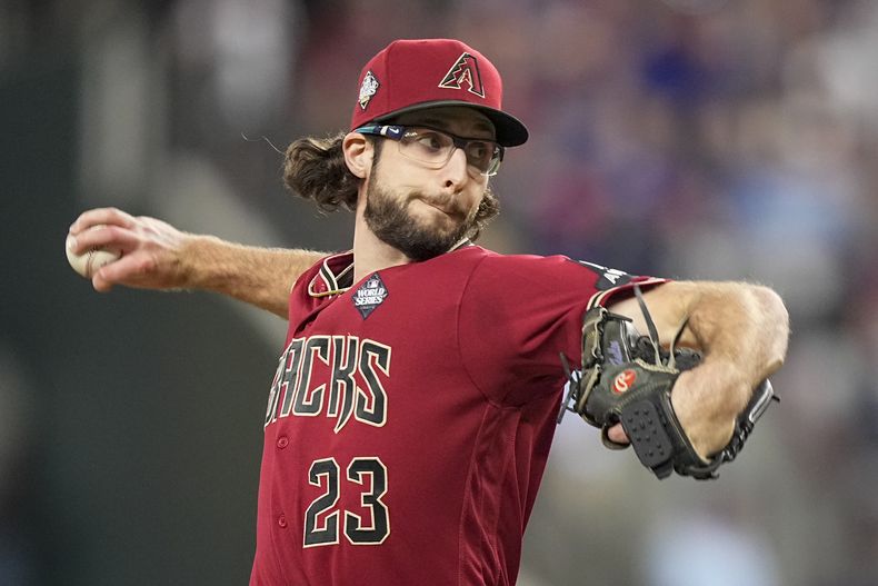 Zac Gallen, abridor de los Diamondbacks de Arizona, lanza en el primer juego de la Serie Mundial ante los Rangers de Texas, el viernes 27 de octubre de 2023 (AP Foto/Brynn Anderson)
