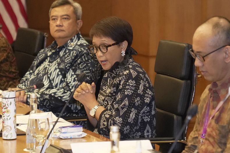 La ministra de exteriores de Indonesia Retno Marsudi (cent) en la reunión de la Asociación de Naciones del Sudeste Asiático en Yakarta, el 14 de julio de 2023.. (Foto AP /Dita Alangkara, Pool)