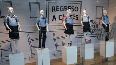 americateve | Maniquíes embarazadas con uniforme escolar, exhibidos en un concurrido centro comercial de Caracas, han impactado a los consumidores y agitado las aguas del debate sobre la educación sexual en Venezuela.