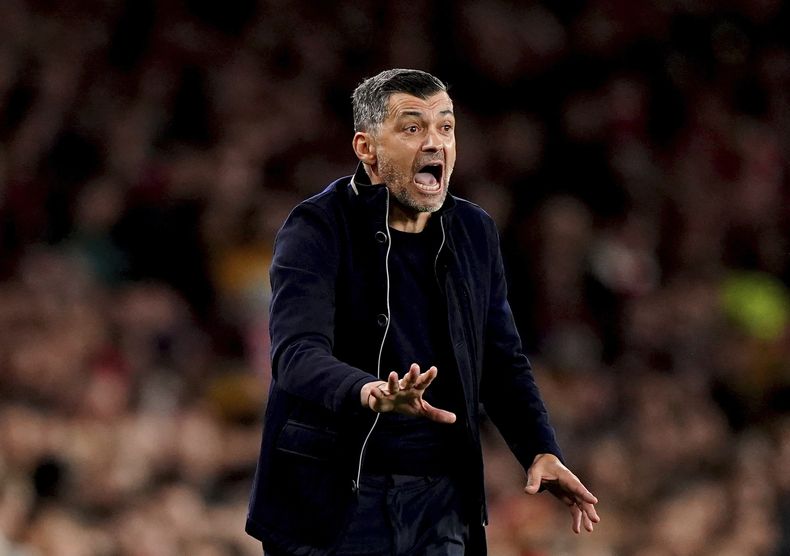 El técnico del Porto Sergio Conceicao gesticula durante el partido contra Arsenal en la vuelta de octavos de final de la Liga de Campeones, el martes 12 de marzo de 2024, en Londres. (Zac Goodwin/PA vía AP)