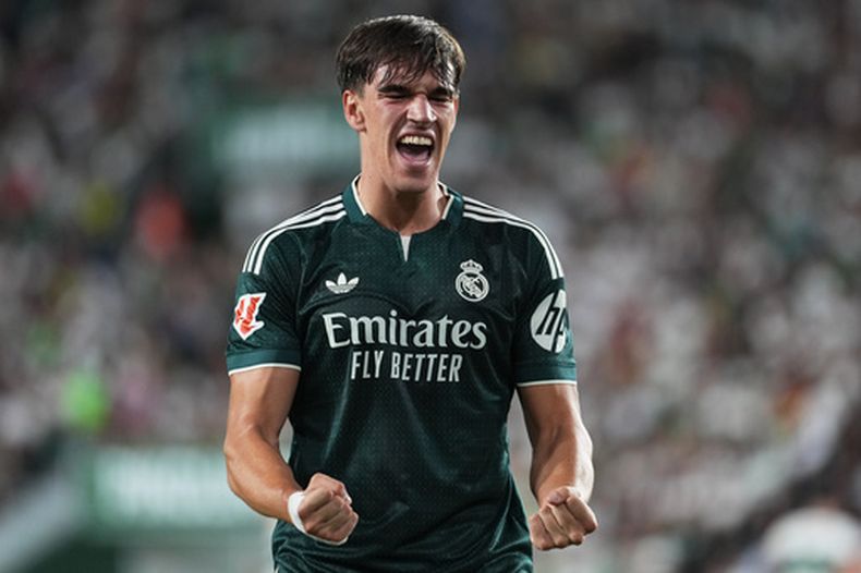 Carlos Espí celebra tras anotar el tercer gol del Real Madrid en la victoria 3-2 ante Elche en La Liga de España, el martes 15 de septiembre de 2026, en Elche. (AP Foto/Alberto Saiz)