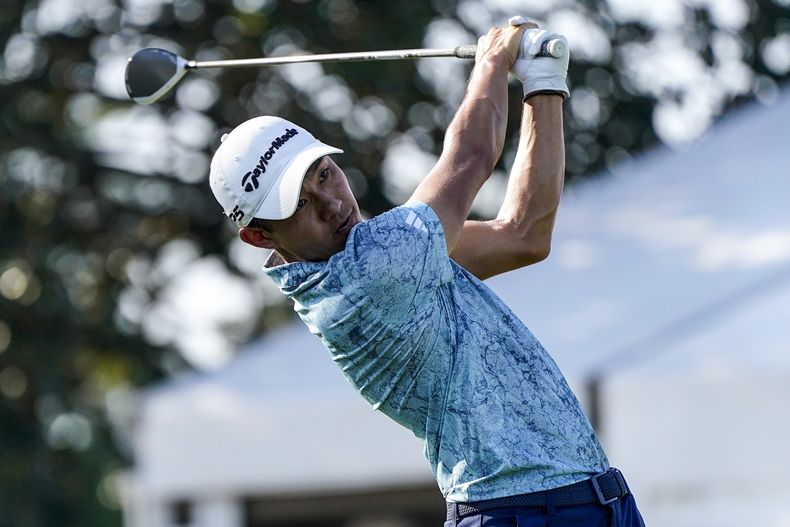 Collin Morikawa sale rumbo al hoyo 18 en la segunda ronda del Tour Championship, el viernes 25 de agosto de 2023, en Atlanta (AP Foto/Mike Stewart)