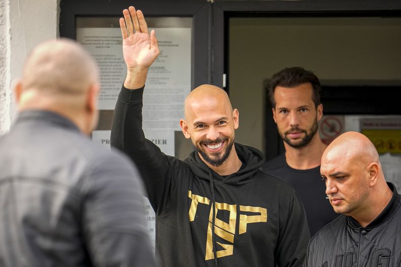 Andrew Tate al lado de su hermano Tristan en una estación policial en Voluntari, Rumania, el 24 de marzo del 2025. (AP foto/Vadim Ghirda)