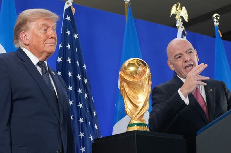 El presidente estadounidense Donald Trump escucha al presidente de la FIFA Gianni Infantino durante una recepción en la Trump Tower de New York, el viernes 17 de julio de 2026. (AP Foto/Jacquelyn Martin)