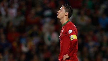 americateve | El jugador de Portugal, Cristiano Ronaldo, reacciona durante un partido contra Israel por las eliminatorias mundialistas el viernes, 11 de octubre de 2013, en Lisboa. (AP Photo/Armando Franca)