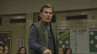 Esta imagen publicada por Warner Bros. Pictures muestra a Josh Brolin en una escena de Weapons. (Quantrell Colbert/Warner Bros. Pictures via AP)