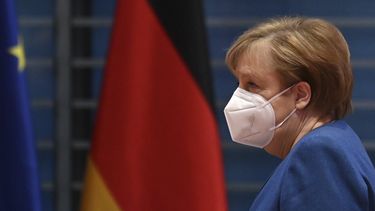 Merkel considera “problemático” expulsar de Twitter a Trump